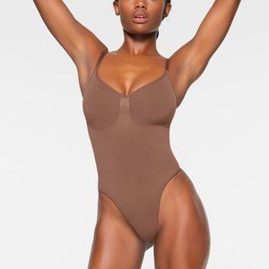 SKIMS Seamless Sculpt THONG BODYSUIT